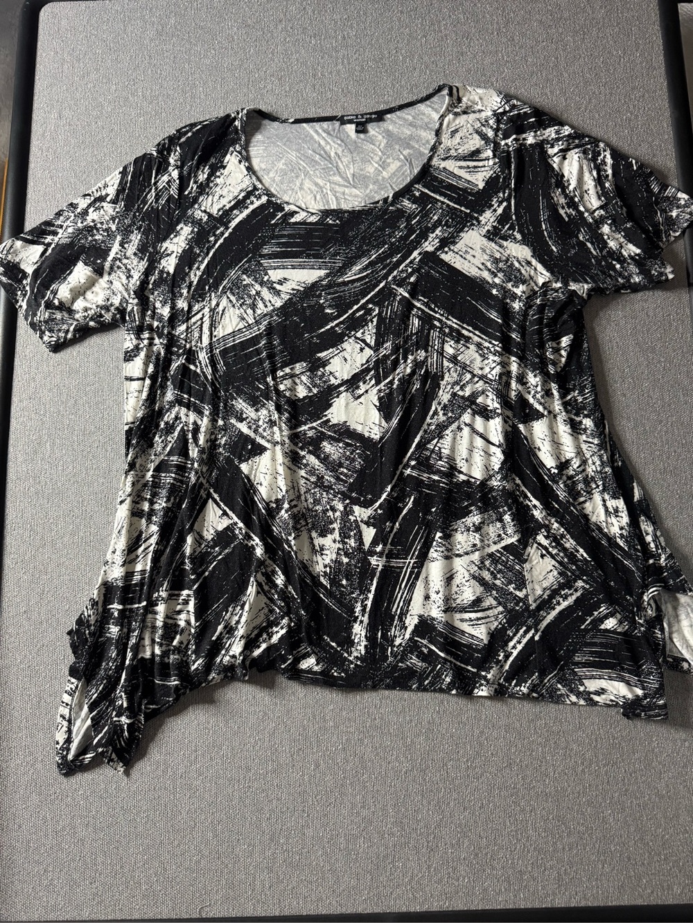 Cable And Gauge Women's Black And White Asymmetrical Short Sleeve Blouse 3X